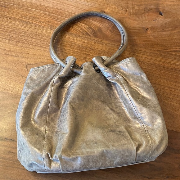 Michael Kors East West Ring Bag in a metallic, distressed leather - Picture 4 of 6